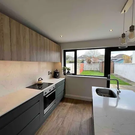 Stylish 20 Mins From Holiday home Dublin